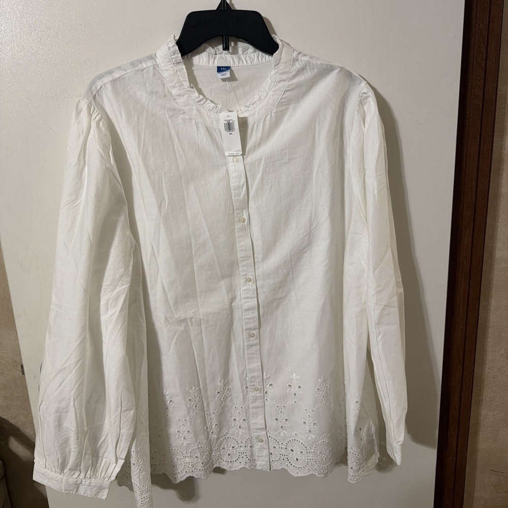 Old NAVY WOMENS PLUS White Shirt Size XXL w/ Eyelet On Bottom